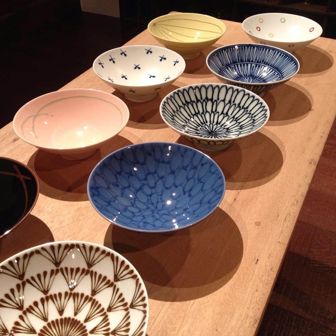 のインスタグラム：「#白山陶器 の #平茶碗 の展示も始めました。#職人ドットコム三条ショールーム #職人ドットコム」