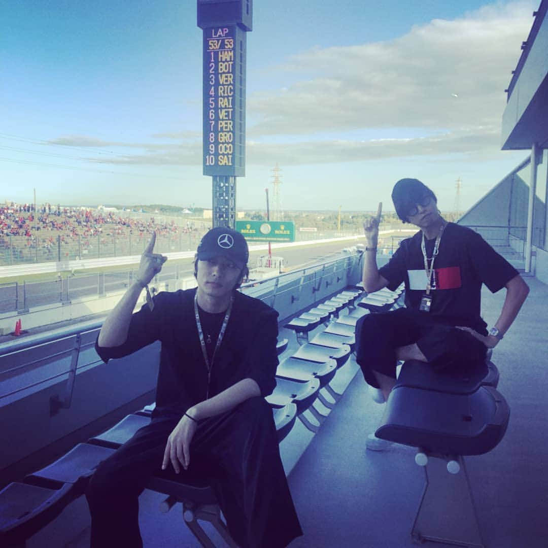 久保田悠来さんのインスタグラム写真 - (久保田悠来Instagram)「人生初F1観戦。 爆速。爆音。振動。芯響。体感。圧巻。迫力。興奮。貴重体験。 素敵な時間でした。 感謝。 #久保田悠来 #桐山漣 #お誘いありがとうキリヤマーレン #F1 #JapaneseGP #f1grandprix #鈴鹿サーキット  #ハミルトン #Hamilton #Mercedes #petronas #TOMMYHILFIGER」10月7日 17時37分 - yuki_kubota.0615