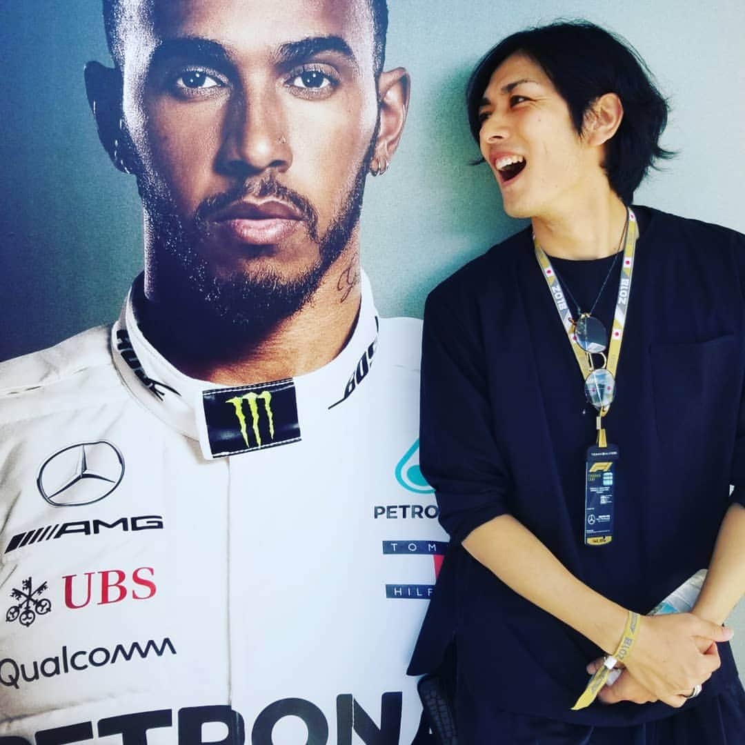 久保田悠来さんのインスタグラム写真 - (久保田悠来Instagram)「人生初F1観戦。 爆速。爆音。振動。芯響。体感。圧巻。迫力。興奮。貴重体験。 素敵な時間でした。 感謝。 #久保田悠来 #桐山漣 #お誘いありがとうキリヤマーレン #F1 #JapaneseGP #f1grandprix #鈴鹿サーキット  #ハミルトン #Hamilton #Mercedes #petronas #TOMMYHILFIGER」10月7日 17時37分 - yuki_kubota.0615