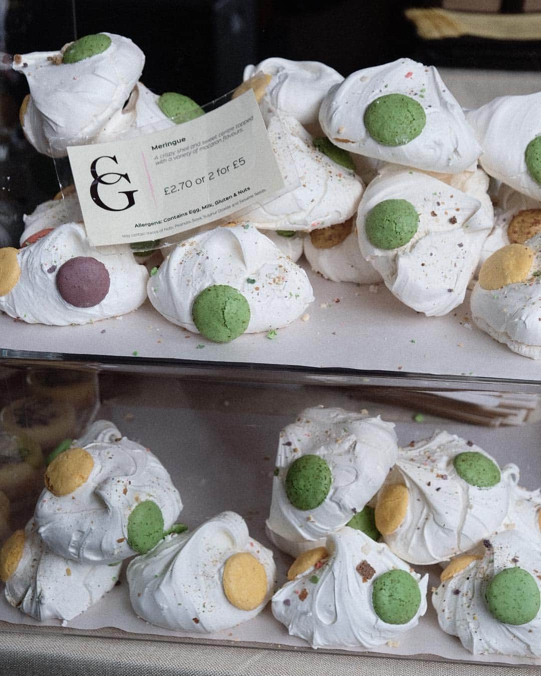 KUNIKAのインスタグラム：「マカロンつきのメレンゲ☁️ 湿気が無いから出来るお菓子☁️☁️☁️ ▶︎ @boroughmarket」