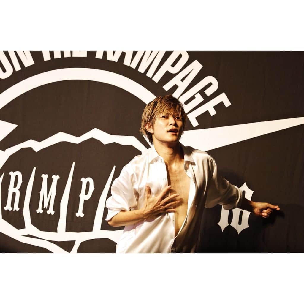 THE RAMPAGE from EXILE TRIBEさんのインスタグラム写真 - (THE RAMPAGE from EXILE TRIBEInstagram)「2017-2018 [GO ON THE RAMPAGE] ・ NEXT… ・ ⚡️Arena tour⚡️ ・ 2019 [Throw Ya Fist] ・ WE ARE THE RAMPAGE ・ #THERAMPAGE #16 #岩谷翔吾」10月7日 18時33分 - the_rampage_official