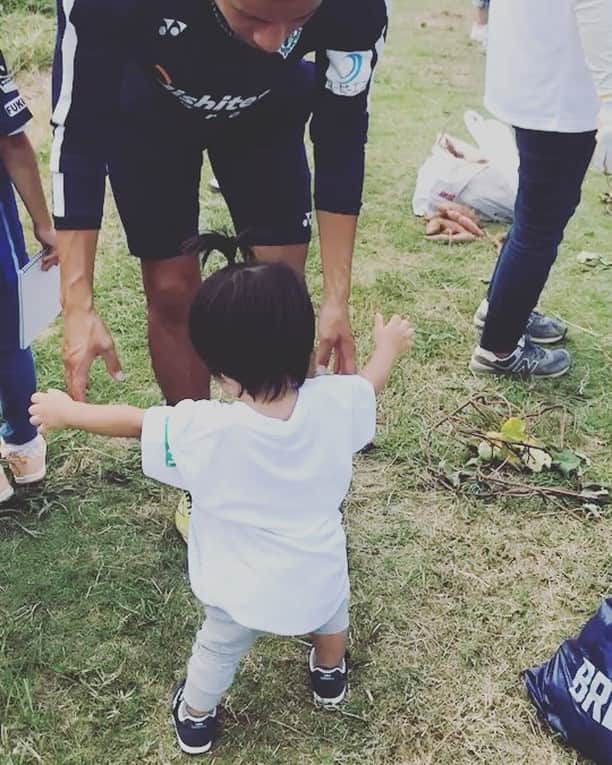 松田力のインスタグラム：「今日の芋掘りで初めて1人で立つことができました。  #男の子ベビー  #avispa  #松田力  #初  #立ち  #芋掘り  #この後  #大泣き  #嫌やったらしい  #w」