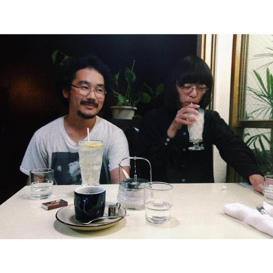 松尾レミさんのインスタグラム写真 - (松尾レミInstagram)「ずっと行きたかった清水の洋菓子喫茶 富士にて。三人で散歩しながらコーヒー飲みに行きました。(これは二杯目、ゴメちゃんはレスカ、栗ちゃんはバナナジュース)素敵なお店だから皆さんも行ってみて☕️❤️」10月7日 18時59分 - remimatsuo