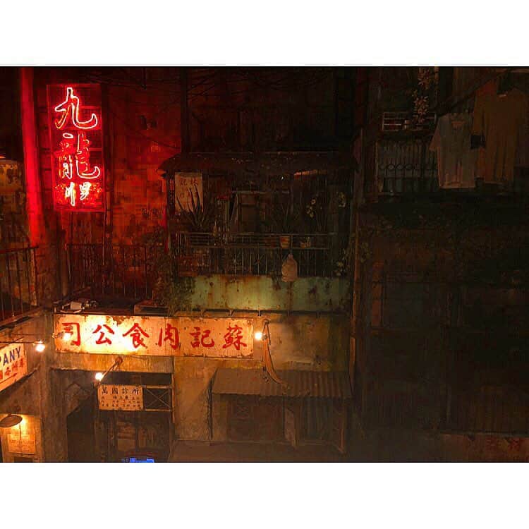 鎌田紘子さんのインスタグラム写真 - (鎌田紘子Instagram)「ごちゃごちゃしてて 暗くて空気悪そうな作りの見た目好き 🇭🇰 #ウェアハウス  #電脳九龍城」10月7日 19時51分 - hirokokamata12