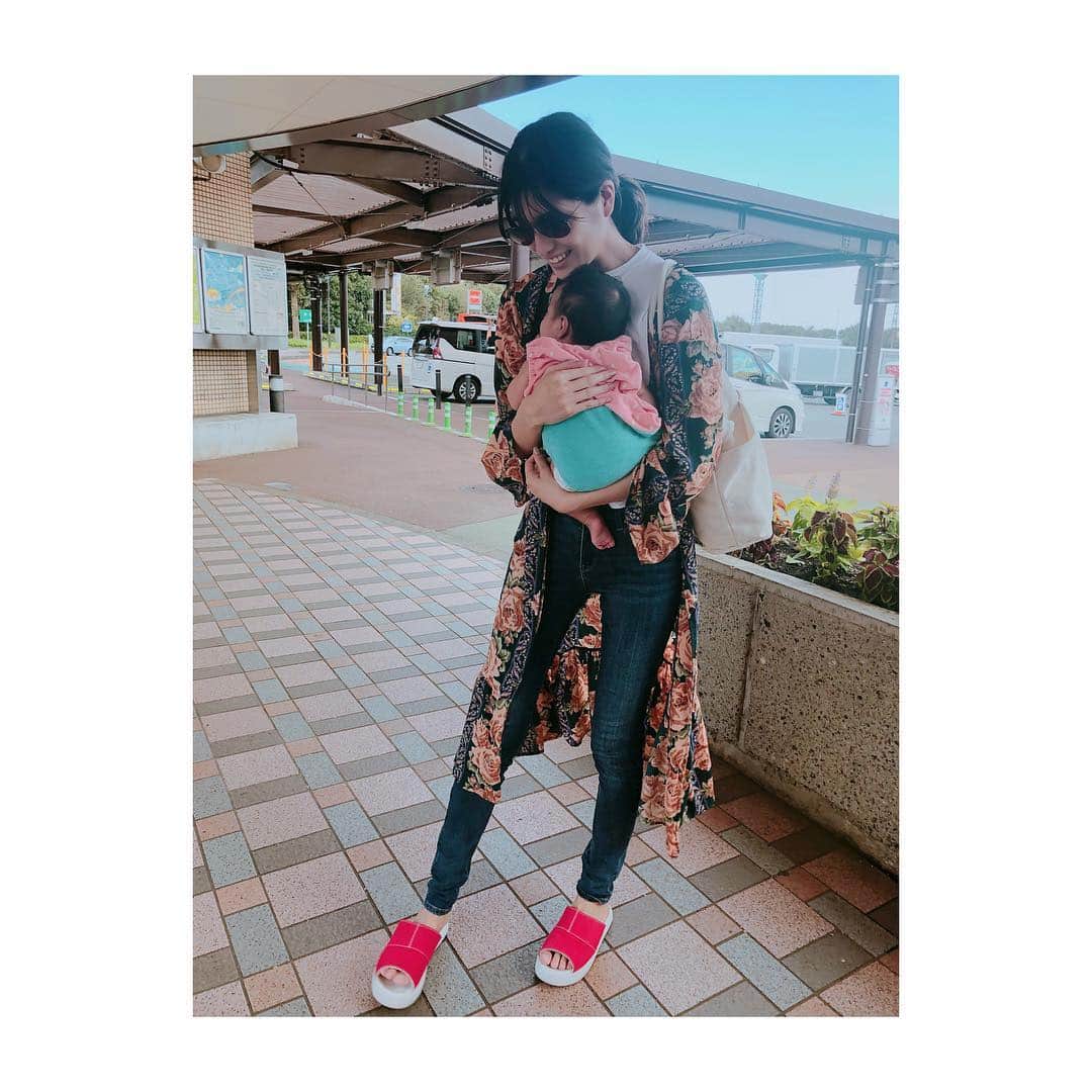 のインスタグラム：「なんかTシャツにジーパン って落ち着くよね。 #てらみごと * * これしか持ってないの？くらい出現率高めのこのサンダルは#コンバース です。 残暑に粘り履いています。 * * #テラ余談 チビ美は苺ちゃんコーデ。帽子は被ってないけど ヘタがついてて可愛すぎるの。 #ママ美#チビ美#オムチラ #女の子ママ#プレママ」