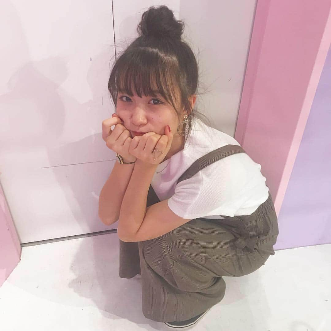 遠藤みゆさんのインスタグラム写真 - (遠藤みゆInstagram)「下からこんばんは。♡ . . #chucla #chuclabyspinns #チュコラバイスピンズ #フォトスポット #原宿 #竹下通り #渋谷 #韓国 #映え #ピンクの壁 #お団子 #gu #jk #jk2 #jkブランド #instagood  #fhoto #pink #purple #オルチャン #メイク #コスメ#spinns」10月7日 21時04分 - endoomiyu