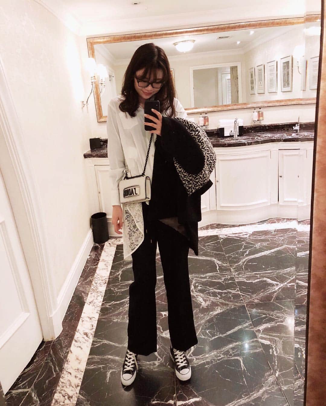 辻莉紗子のインスタグラム：「久しぶりに #selfieoutfit ..📷♡インスタを始めた当初は、毎日お家の鏡で自分で撮ってコーディネートを載せていました。懐かしい....😢💫#outfit #coordinate #instafashion #lookbook #ootd #london #fashion #monochrome #risaliisako66」