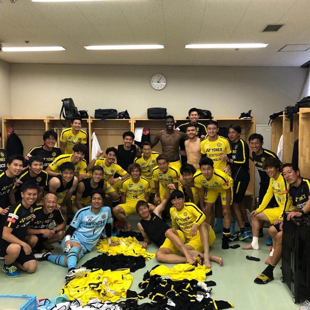 小池龍太さんのインスタグラム写真 - (小池龍太Instagram)「🆚広島 3-0 💪💪💪 #ここから連勝しよう #まずは水曜のルヴァン #タイトルの為に #3枚目の写真すしざんまい #顔やばいてJに言われた #4枚目見てから言おうか #とりあえずナイスゴール #代表頑張れ #ボギョンおめでとう🎂」10月7日 21時09分 - iamryu____k