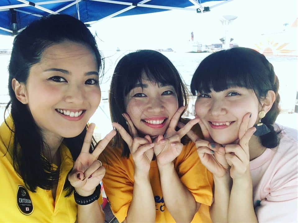 浜口順子さんのインスタグラム写真 - (浜口順子Instagram)「昨日のイベント、 公開収録お越しくださった皆様、ありがとうございました〜‼️ 南港の海キラキラしてて綺麗だったなぁ。 子どもの時に乗った巨大フェリー さんふらわあをバックに良い写真でしょ😋✨さんふらわあ見かけるとテンション上がるのです。笑  嬉しい再会ばかりで楽しかったです😋 11月4日の ツールドフランス #さいたまクリテリウム の魅力や、自転車の楽しさを知っていただけたら嬉しいです😆 私も知らなかったことばかりで、 団長に色々教えていただき、助けていただきました🙏 ゲストの #アップアップガールズ （仮） #アプガ ちゃん達、久しぶりに会えてほんまに嬉しかったなあ。 彼女たちへの想いはまた長くなるので…改めて投稿することにします…❤️ 6枚目の写真。 夏に湘南サマーステーションで日替わり相方MCだったふくちゃん❤️ 今回は制作さんとして。バリバリ働くふくちゃんかっこよかったです‼️ そして #atcポップカルチャーアワー のMCである Yes!Happyのお二人は昔、大阪でアイドルイベントでご一緒して。 礼儀正しくて一生懸命な姿に感銘受けました⭐️（7枚目） そして、 ATCのめんたいパークへ団長と寄りまして…めっちゃ美味しいできたての明太子がぎっしりのおにぎりや、お昼ご飯たくさんごちそうしていただきました😭🙏 …って普通に楽しみまくってるやん！笑  はしゃぎまくった楽しい一日でした。 感謝。 また大阪でイベントしたいなぁ。」10月7日 21時15分 - hamaguchijunko