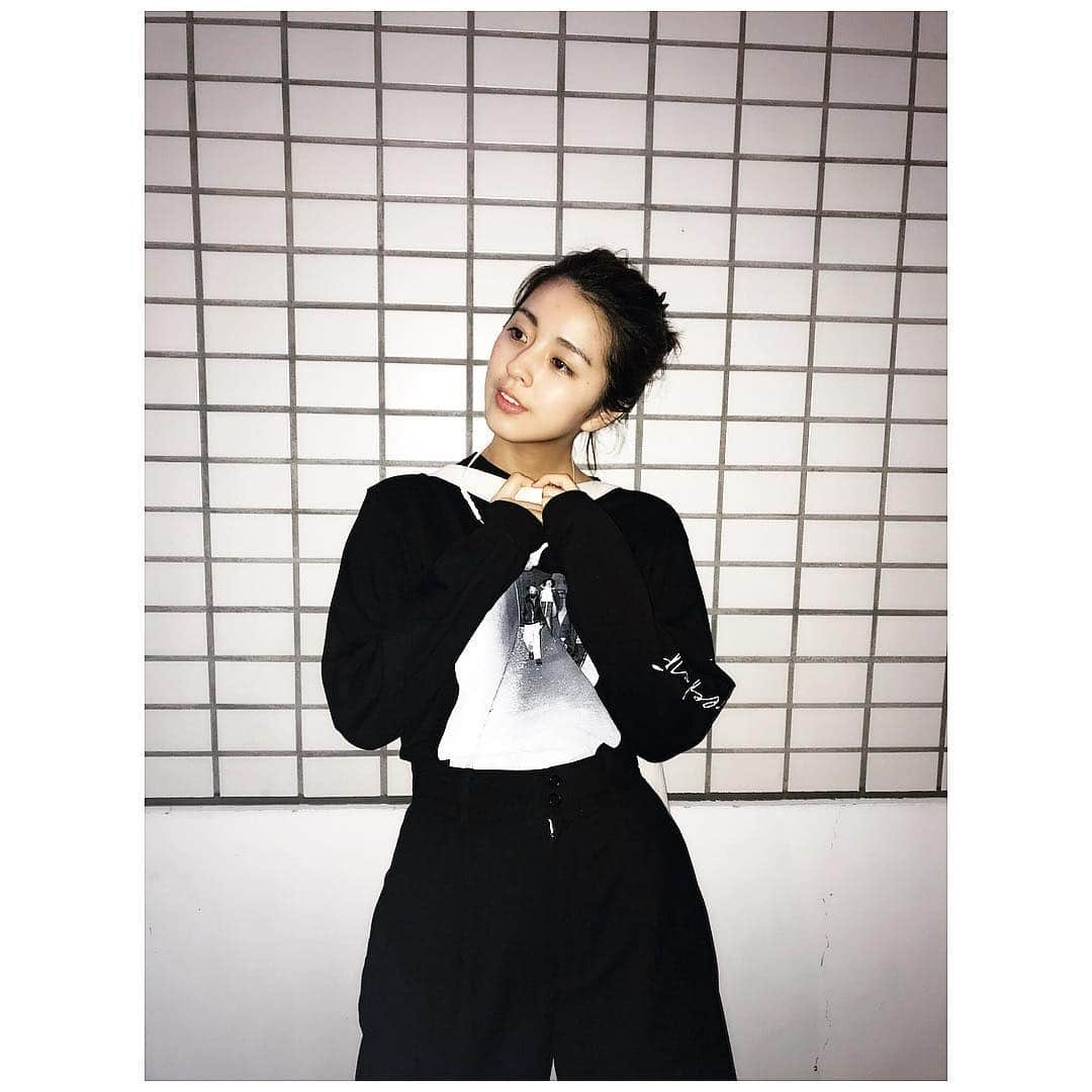 柳ゆり菜さんのインスタグラム写真 - (柳ゆり菜Instagram)「撮影終わり、私服 . 髪をキュッとあげて 大好きな #クリープハイプ のロンTを。 . #毎日撮影中 #明日も頑張れる #カレンダーイベント来てね #10月28日だよ #新宿だよ #待ってるからね #iphoneカメラ」10月7日 21時27分 - yurinayanagi__