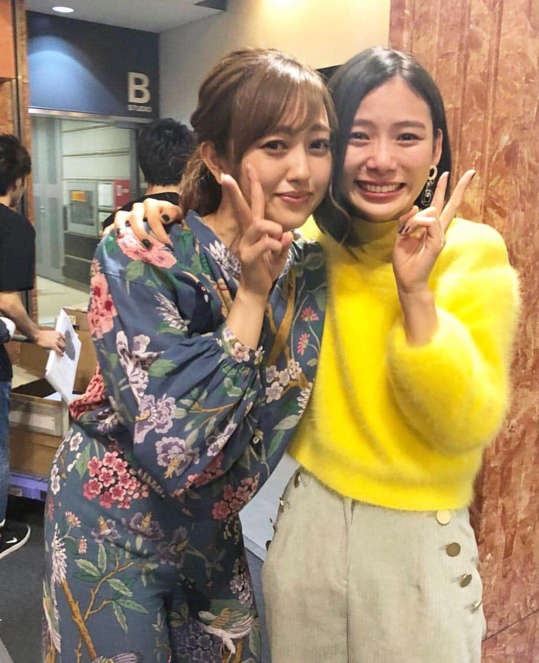 朝日奈央さんのインスタグラム写真 - (朝日奈央Instagram)「オールスター感謝祭の生放送終わりに出口で亜美ちゃんが待っててくれたんです。 大泣きしながら2人で何回もハグしました😭 「神様はみてたんだねーーー😭😭 アイドリングのファンの方喜んでくれてるね😭😭」って泣きながら喜んでくれて😭 こんなに一緒に喜んでくれるメンバーと出会えた事に本当に感謝。 亜美ちゃんの優しさにまた泣けてきて、涙が止まらなかったです！笑 久しぶりにこんなに泣きました🤣 マラソンで走ってる時もがんばれーー！！って応援してくれたり優しい亜美ちゃん😭💪🏻いつも応援してくれてありがとう（ ; ; ） 沢山お仕事出来るようにこれからも頑張るね‼️‼️ 大好き😆🌈🌈 #3枚目頑張って笑顔」10月7日 21時31分 - pop_step_asahi