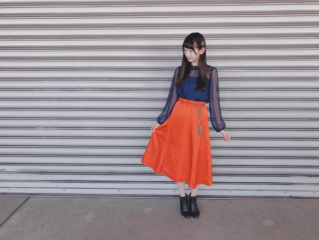 高橋七実のインスタグラム：「・ 今日は大阪での握手会ありがとうございました！ ・ 生写真サイン会では紅葉の背景の生写真でした🍁 ・ 私服は秋コーデです オレンジのスカートはまほほんさんから頂いたものです！ 髪飾りも新しく買ってお気に入りです♡＊° ・ 写真は#みゆみゆ が撮ってくれました☺️ ・ #握手会#大阪#新潟#NGT48 #秋服コーデ#ショートブーツ #アクセサリー#ネイビー#オレンジ #山口真帆#さん」
