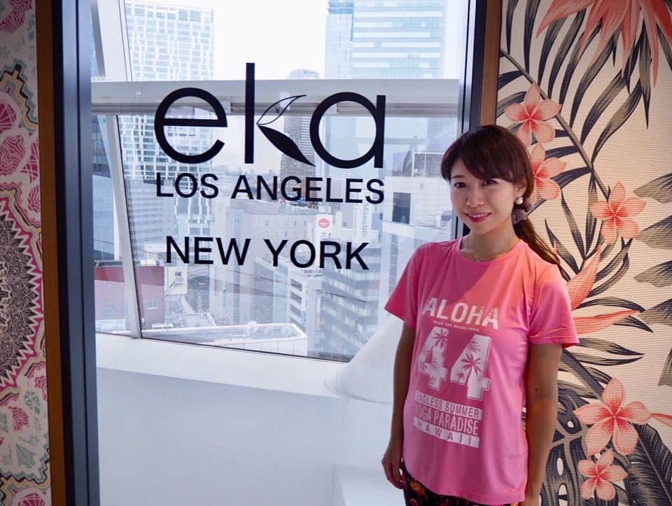 こままりえさんのインスタグラム写真 - (こままりえInstagram)「✴︎ ekaL OSANGELES🧘‍♀️ . LA発のヨガ総合ブランド @ekalosangelesjapan の 初めての展示会に行ってきました☺️☺️ . #オリジナルヨガマット を作ったり #体験ヨガ のレッスンを 全身ekaのウェアを着て受けたよ〜✨ #フラミンゴ柄 めちゃくちゃ可愛い😍 元々可愛いと思っていたけど ますますekaが好きになった展示会でした💗 . #eka #エーカ #ヨガ #展示会 #ヨガブランド #スポーツウェア #PR #yoga #ekaLOSANGELES #LA発 #ヨガウェア #ヨガマット #ヨガレッスン #ヨガグッズ」10月7日 21時37分 - komamarie