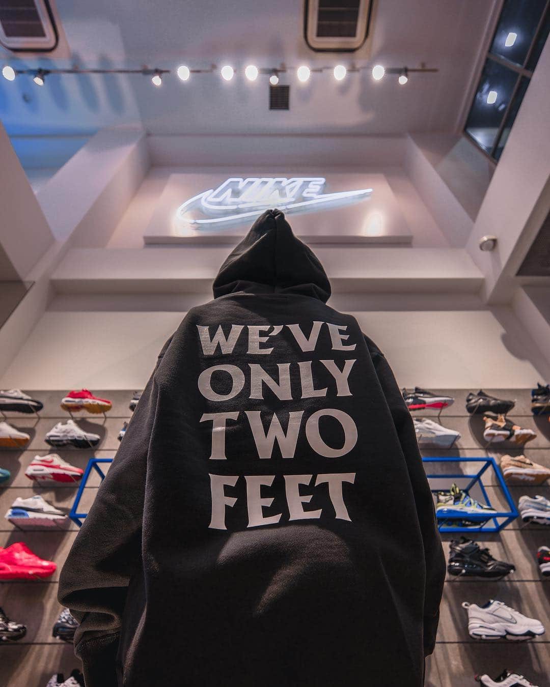 石川涼のインスタグラム：「“Sneakerkills(We've only two feet)” スニーカーを買う為に喧嘩したり、定価の何倍も払ってコレクションしたり、、その先に何があるの？  この三連休最終日に「スニーカーキルズ“俺たち足は２つしかない”」っていうカプセルコレクションをアトモスコンで先行発売します！ 皆さん遊びに来てね。明日！  10/8(MON) at @atmoscon #FR2 がatmos conに初登場。ブース内では、#FR2 ユニフォームのお披露目と商品6型の先行発売します。  #FR2#fxxkingrabbits#Sneakerkills #atmos#atmoscon#leica#leicasl#leicacamera」