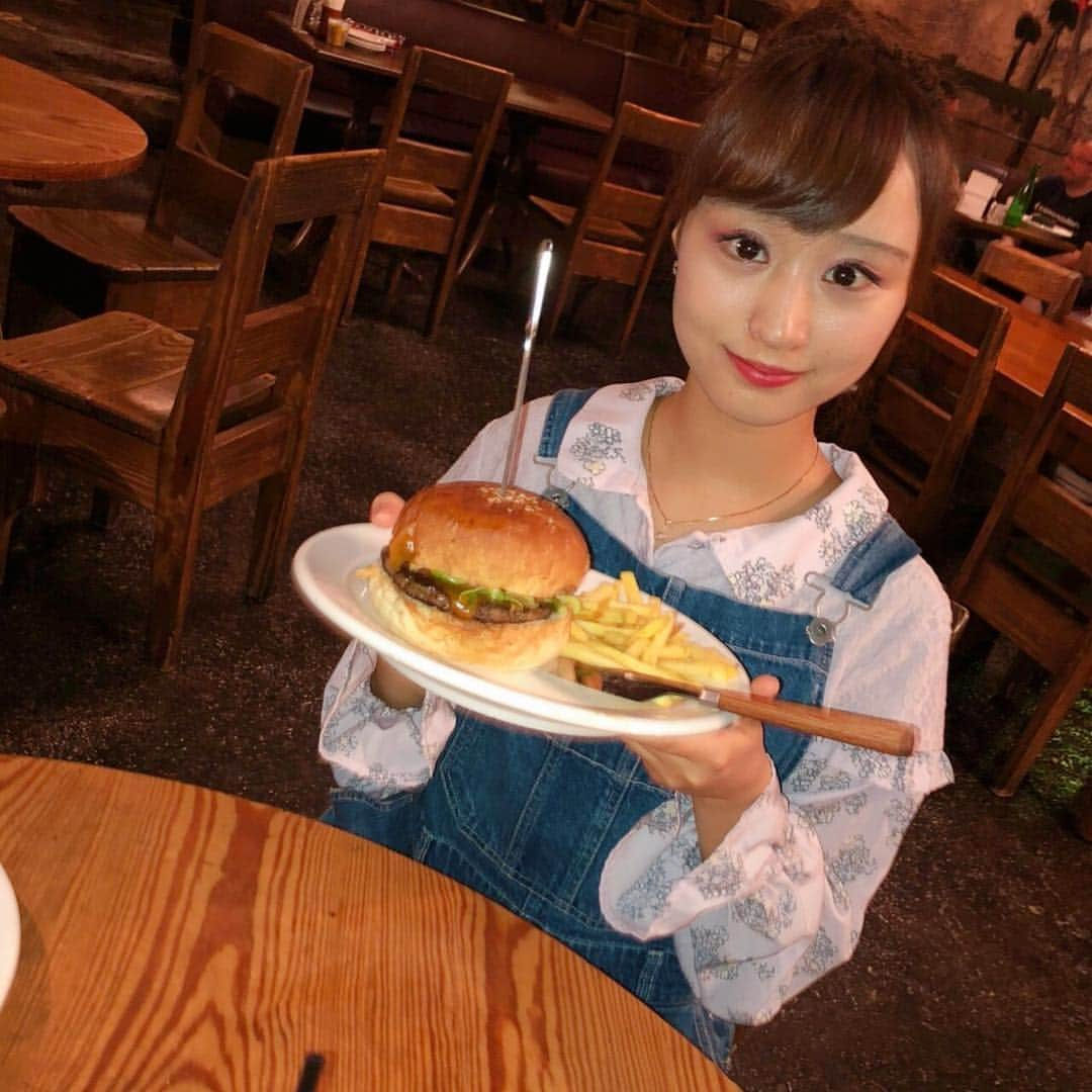 河合真佑花のインスタグラム：「昨日はお友達とお出かけしました😚💕 ハンバーガーは美味しかったし夜景めっちゃ綺麗でした✨ ハートの枠に入って1人で大爆笑してました(笑) #東洋英和 #ミスコン #いいね返し #likeforlikes #like4likes #l4l #likelike #instagood #instafashion」