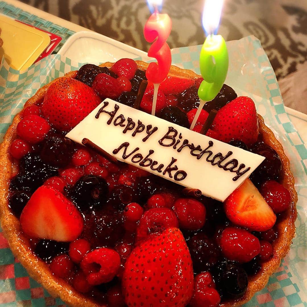宮崎宣子さんのインスタグラム写真 - (宮崎宣子Instagram)「またまたお祝いしてもらっちゃった😍💕💕💕 逆にもうすぐお誕生日のなほのお祝いを準備してたのに、 まさかのダブルケーキ🎂💕 しかも、キルフェボン2夜連続😍 全然苦にならない嬉しさ💓 いつまでもお祝いしてくれる友人がいてくれて本当に嬉しい💕 心から感謝✨✨🙏✨✨ 明美、なほ、いつもありがとう💓 長い長いお付き合いの親友になりました💕  #お誕生日ケーキ #2夜連続 #バースデーケーキ #キルフェボン #2個目 #美味しくて幸せ #お祝いしてくれてありがとう #10年以上の付き合い #明美は18歳から #なほも26歳から #親友 #大切な友達 #この時間を大切にしよう #感謝 #幸せ #お祝いしてくれてありがとう」10月7日 23時08分 - miyazaki_nobuko