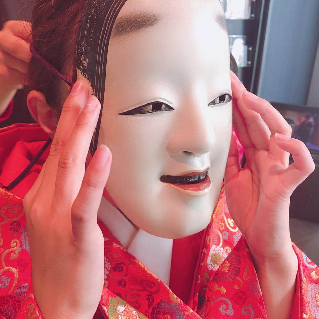 馬場ももこさんのインスタグラム写真 馬場ももこinstagram こんな顔してる人が着てるのは能装束 歯出てるところも絵文字と一緒笑 金曜の 花のテレ金ちゃん の ゆけゆけ 週末ナビレンジャー中継 金沢市広坂にある 金沢能楽美術館 に お邪魔
