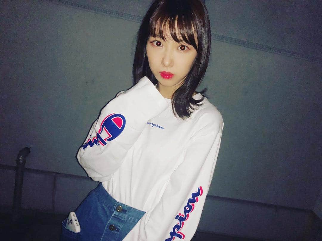 熊崎晴香さんのインスタグラム写真 - (熊崎晴香Instagram)「💜💙💜💙 #ootd #champion #tshirt #white」10月7日 22時57分 - kumakuma9810