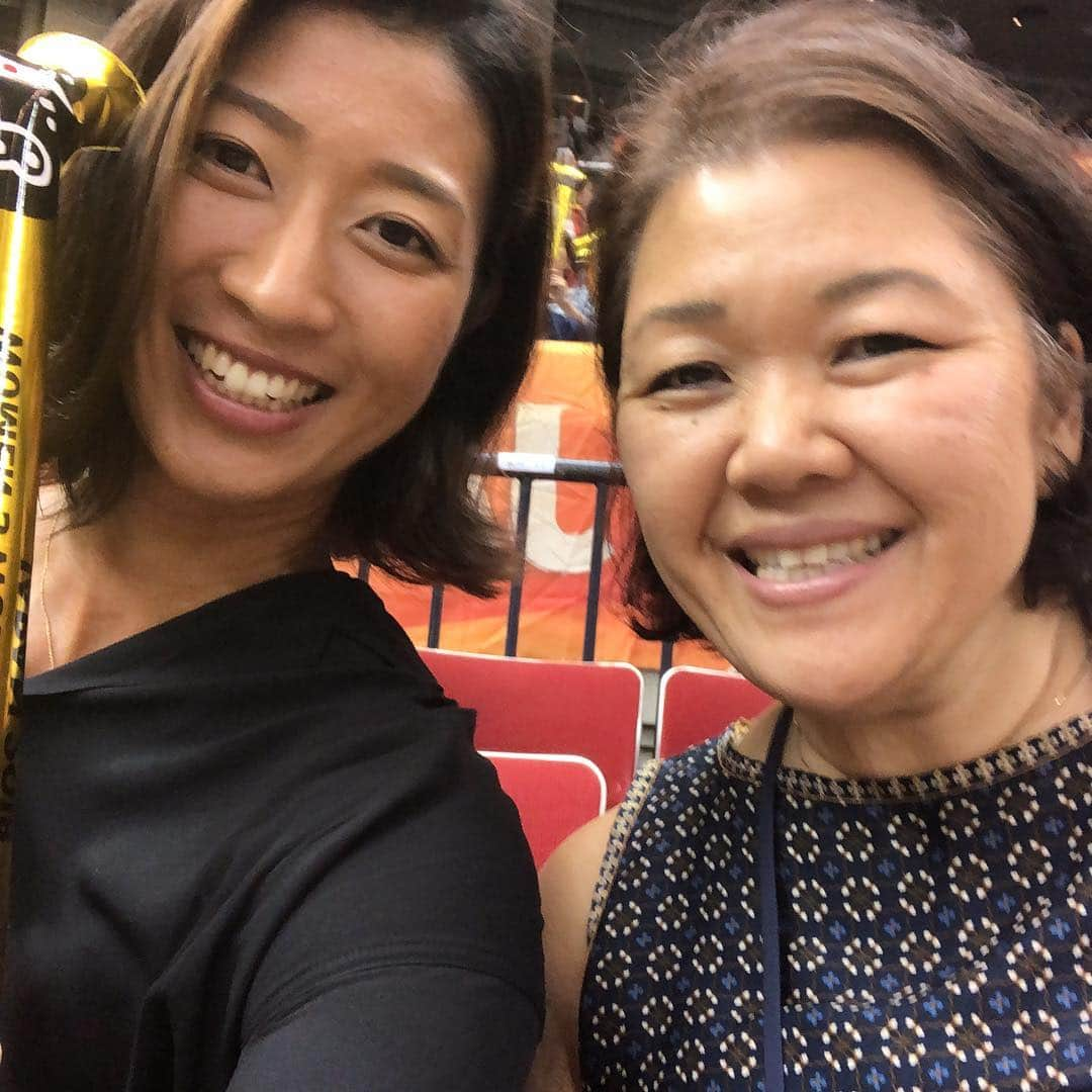 溝江明香さんのインスタグラム写真 - (溝江明香Instagram)「#世界バレー #worldchampionship  久しぶりにインドアバレー観戦できて、楽しかった🏐 選手の皆さん、お疲れ様でした！まだ続きますが、頑張ってください！応援してます📣🇯🇵🔥ガンバレ、日本！！ . It’s pleasure to meet you in Nagoya, Japan. 🇯🇵🇺🇸 Okimura-san が名古屋に😆 . #Nagoya #volleyball #beachvolleyball #teamjapan #teamusa #usavolleyball #tbs #高田ありさ さん #アジアンビューティー #和田麻里江 #溝江明香 #トヨタ自動車ビーチバレーボール部」10月7日 23時45分 - sayakamizoe