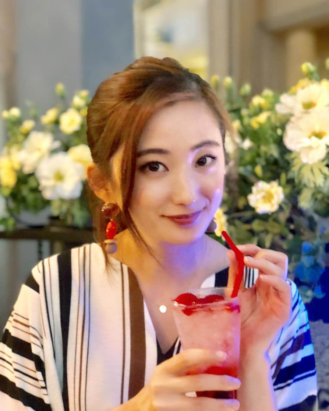 のインスタグラム：「旦那さんがお誕生日のSNS用に撮ってくれました！ まずは大きな事故や病気もなく健康にまたお誕生日を迎えられた事に感謝＾＾」