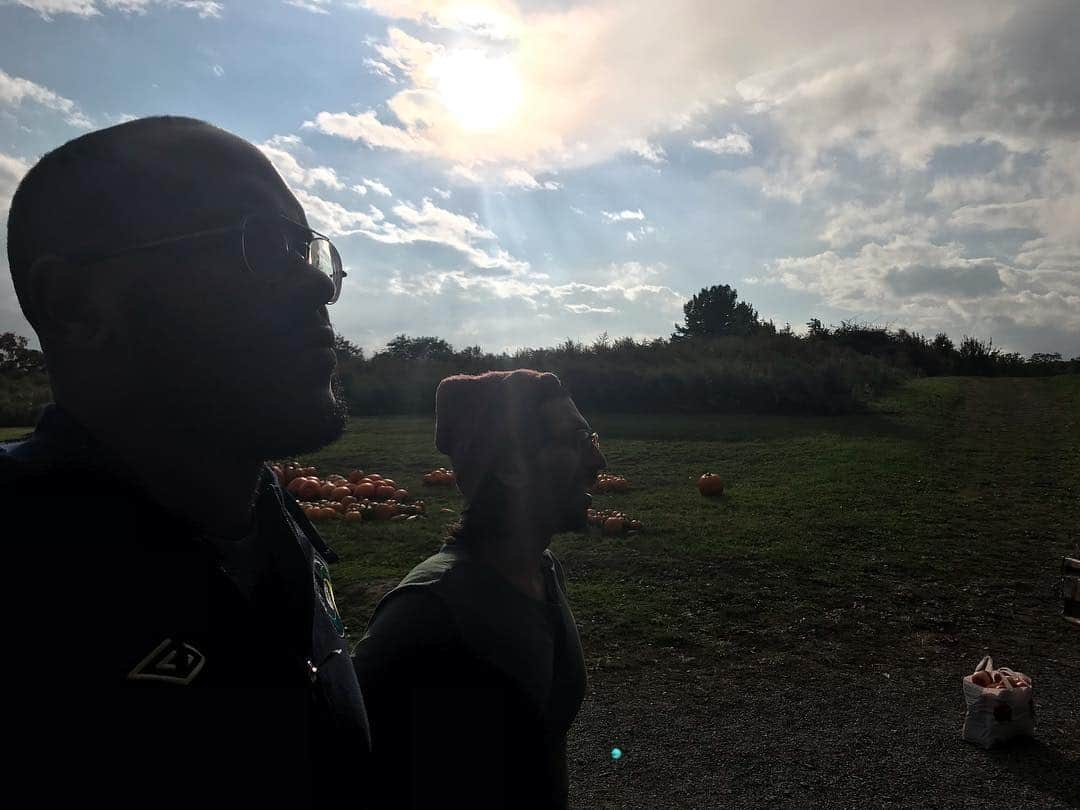 ペン・バッジリーさんのインスタグラム写真 - (ペン・バッジリーInstagram)「A Sunday of apple picking before the guy on the end there becomes a father. Edit: *not me. Other guy at the end.」10月8日 10時28分 - pennbadgley