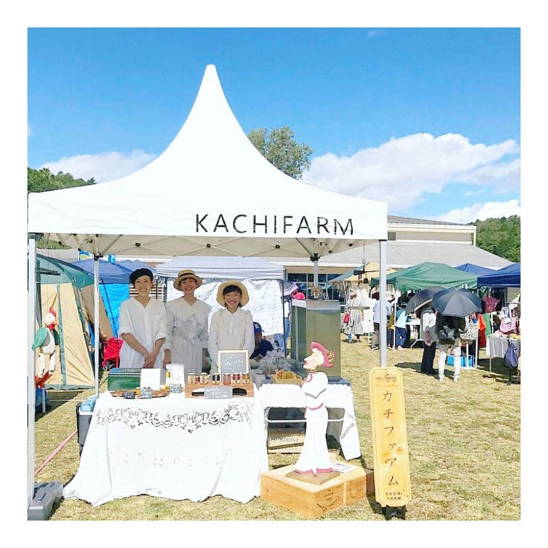カタダマチコ -kamiyajuku-さんのインスタグラム写真 - (カタダマチコ -kamiyajuku-Instagram)「\ カチファアム kachifarm / 田舎のイベントにさりげなく現れた カチファアムのムスメさんたち。 自然や農業が持つ素晴らしさを、 美味しいジャムや野菜たちで伝えてくれます。 . 次にカチファアムに会えるのは、 11/3.4のモリコロパークでのアジトマルシェになりそう。 こだわりの出店者さんたちが作りあげるマルシェは、 オシャレという言葉では表しきれません。 仕掛人のthéâtreさんが作り出す世界観は一見の価値アリです。 愛知県の方、是非。 ↓ @kachifarm  @agito_marche  @_theatre_kae_ . . #カチファアム#アジトマルシェ #kachifarm#agitomarche #モリコロパーク #愛地球博記念公園  #愛知県長久手市 #ゆっせんかえちゃんYNちゃん #映え度200パーのマルシェ」10月8日 11時40分 - machiko798