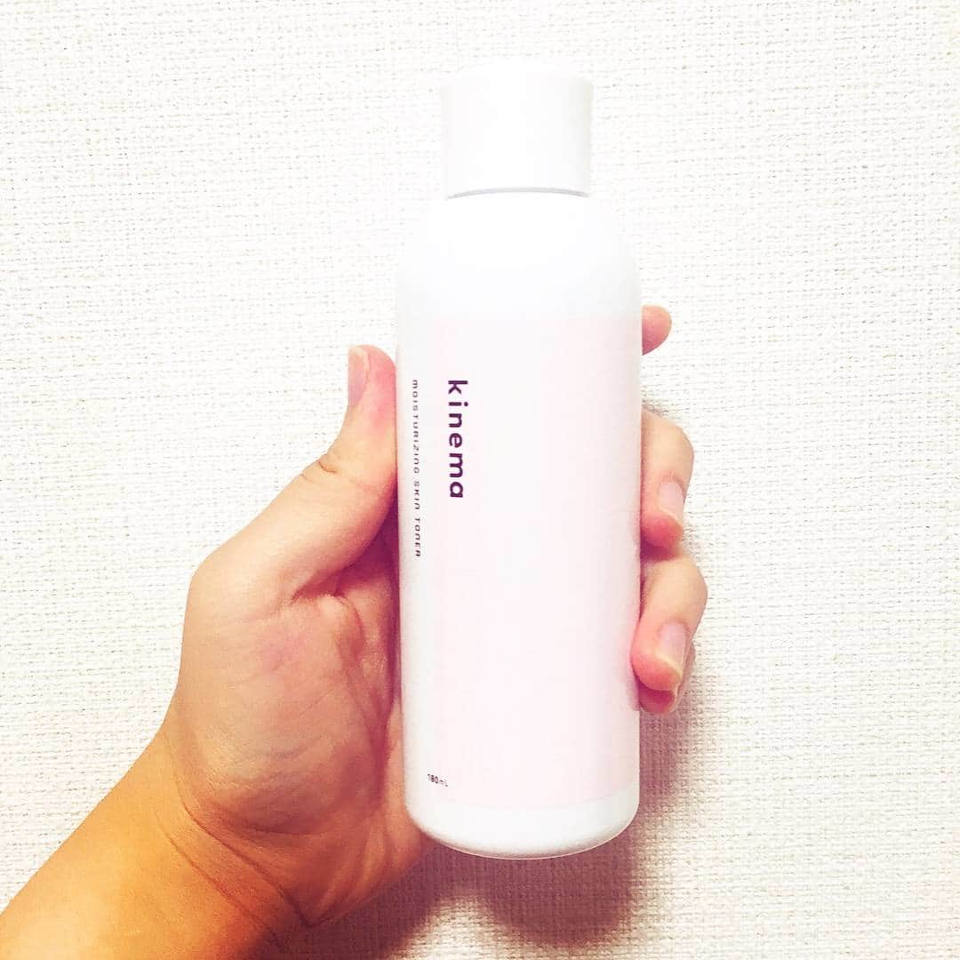 skincare in progress A daily does of Tokyoのインスタグラム：「\\ #みんなのスキンケア で、みんなの色んなキネマの使い方が見れます // . kinemaを使ってくれた、@ryokachii さんのコメント👇🏻 ------ @kinema.tokyo が届きました〜🙋❤ . まずきゅんとしたのはパッケージの可愛さ。空けた瞬間に「可愛い〜😍」ってなる包装紙、instaxの写真。包装紙を開くと出てくるサンクスカードの裏には、拭き取り化粧水の使い方が記載されてます。これもまたインスタジェニックなので、注文したひとはチェックしてみてね👆 . . 私はコットンに含ませて朝洗顔のあとに拭き取り化粧水として使用しましたが、肌が夜までうるうるでした😎❤超敏感肌なわたしですが、ピリピリしなかったので、低刺激なのも嬉しかった。暫く朝洗顔のお供にするぞ〜〜💪🔥ㅤㅤㅤㅤㅤㅤㅤㅤㅤㅤㅤㅤ ------ キネマ化粧水が届いてから、開けるプロセスも楽しい！というのがキネマのこだわりポイント💡 . ぜひ皆さんも1度体感してみてください〜😋☝ . 素敵な投稿をしてくださった @ryokachii さん💓 . ありがとうございました👍 ------------ 💁 @kinema.tokyo は、敏感肌でも使える優しい拭き取り化粧水 👉 #みんなのスキンケア でみんなのkinemaの使い方が見れるよ 🏷現在予約販売のみ受付中です。」