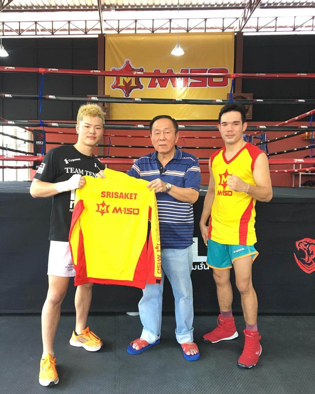 那須川天心さんのインスタグラム写真 - (那須川天心Instagram)「タイのBOXINGジムでナワポン選手と軽いスパーリング！ シーサケット選手と引き分けた選手らしいです！ 良い経験ができました！ この様子はAbema TVvs那須川天心で放送されます！✌️✌️✌️ #BOXING⁠ ⁠ #タイ #シーサケット #m150」10月8日 7時24分 - tenshin.nasukawa