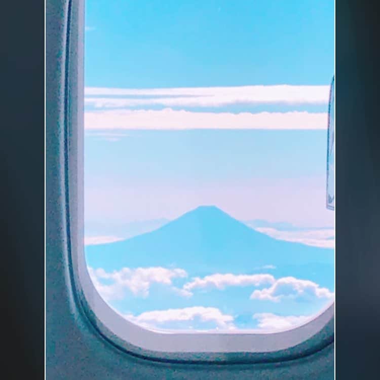 小越春花さんのインスタグラム写真 - (小越春花Instagram)「昨日の飛行機の中。  ちょっと飛行機慣れたかも！ 富士山見えた〜‼️‼️ #小越春花」10月8日 9時23分 - haruka_2525_ngt48