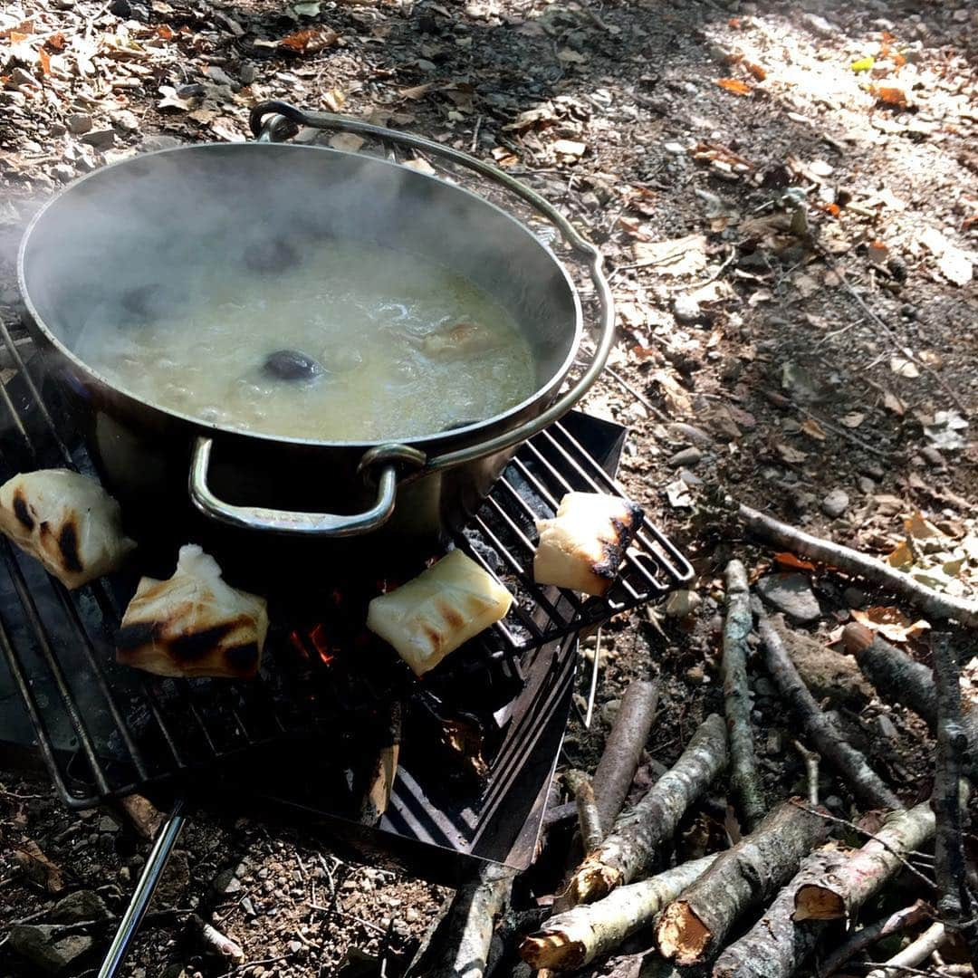 AYUMIさんのインスタグラム写真 - (AYUMIInstagram)「我が家のキャンプご飯 でよく作るサムゲタン。 声をかけたらお手伝いしてくれた息子。 これもキャンプだからかな☺️ . 鶏肉に、にんにく、生姜、棗、クコの実 高麗人参、もち米をいれて 火にかけるだけ。 元気になる味！ . . #AYUMIご飯 #AYUMIアウトドア #AYUMIのアウトドアクッキング #キャンプご飯 #参鶏湯 #サムゲタン #ダッチオーブン #お塩だけでいただきます #かんたんおいしい」10月8日 21時11分 - ayumiayunco