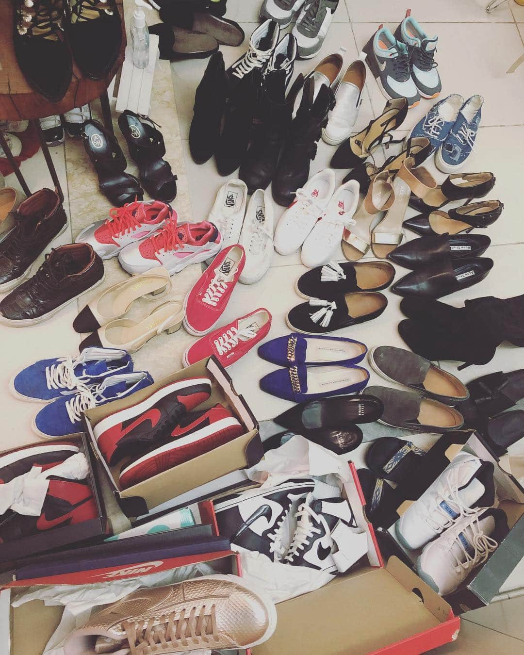 カヒ さんのインスタグラム写真 - (カヒ Instagram)「대 방 출 👠👡👢👟 어쩜 이리 새것인지 🤔 조던 부터 샤넬 까지 장르도 참 다양하구요... . . . 지난 봄 성황리에 끝난 #멕센마켓 이 업그레이드 되어 가을에 돌아왔어요 👍🏻이름하여 #멕센마켓2 ❤️ #메이크센스 #해방촌 에서 셀럽, 인플루언서들의 새것같은 또는 완전 새것의 센스있는 제품들이 1,000원부터 시작하는 말도 안되는 가격으로 쏟아져 나옵니다!!! (아 미리 선점하고픈데 이번엔 셀러들에게 미리 팔기 없데요 ㅠㅠ저도 대기대기)🙏🏻 핫한 브랜드 옷, 가방, 신발, 악세사리는 물론 베이비를 위한 옷, 책, 장난감, 유모차, 요람, 임부복 향기제품을 비롯한 리빙제품, 핫한 고추장,&미숫가루, 여행용 캐리어까지! 게다가 빵순이들이 인정한 핫한 베이커리가 이번주 해방촌에 상륙합니다!💙 아 이번엔 종류가 어마어마하다아아!! 게다가 럭키드로우 상품도 다양하게 준비했어요!! 구매자 전원께 드리는 럭키드로우 참여기회 🎈기대해주세요 🎁 - - 날도 좋으니 #makesense 는 몇 음료를  할인하여 노동예정입니다! #생맥 도 있어요!! 이쯤되면 그래서 누가 나오는데?! 좀 보여주지 싶지요? 셀러들을 소개합니다!! 모두 팔로우 하시면 미리 제품을 엿볼수 있어요! <참여셀러> 가희 @kahi_korea  서후 @seohu_1021 춤추는피망 @heemin1112 아톰왕백 @atomwang_bag 어글리베이커리 @uglybakery 정하루 @j_ha.ru 윤다샴퓨 @unda_products 아이피오리 @aifiori_seoul 유리 @yurichoi <일정> 2018/10/12(금)~13(토) 11-17시 서울시 용산구 신흥로11길 1층 메이크센스 - - 작지만 결코 작지않을 이번주 멕센마켓2  우리스타일 아시죠? 아주 임팩트있게 알찰꺼에요!! Yay! 꼭 오세요 기다릴게요 😍 - - 콤콤!! 팔로고고!! #fleamarket #플리마켓 #벼룩시장 #브랜드마켓 #가을소풍 #낮맥 #가희마켓 #서후마켓 #춤추는피망 #아톰왕백 #어글리베이커리 #아이피오리 #아트앤율 #해방촌카페 #아지트발견 #득템」10月8日 20時05分 - kahi_korea