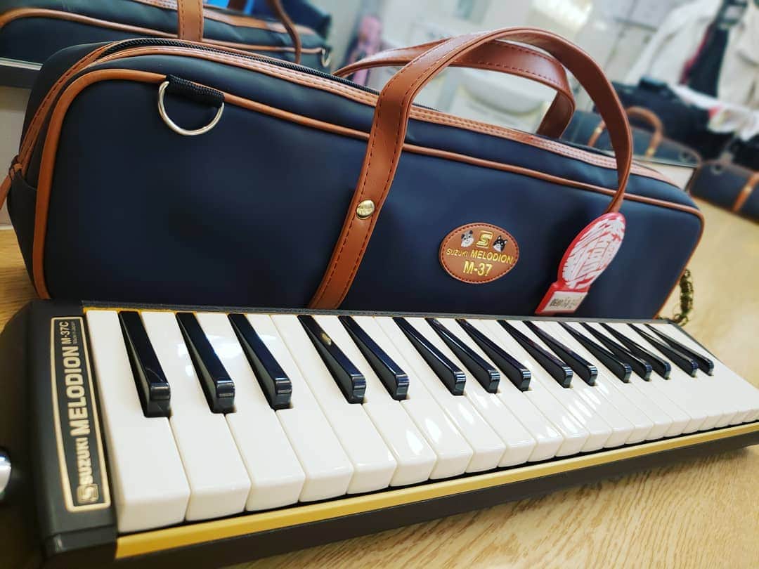 服部ひで子のインスタグラム：「オニュー😆🎹‼️ ホンワカパッパー隊で、 ずっと愛用している、 SUZUKIの『メロディオン』🎹🎼✨ 先代のメロディオンが、5年目で遂に音ズレが生じてしまったため、二代目に変わりました🐶🎵 このクラシックなデザインが お気に入り😆🎼☀🌱 しかも、充実の37鍵盤ー‼️ 音域が広くて最高です！！ そして、温かみのある柔らかな深い音🐥🎵 非常に優秀です！！！ 二代目も大切に使いたいと思います✨  ちなみに、 正式名所は『鍵盤ハーモニカ』。 私も使うまでは『ピアニカ』と思っていましたが、  YAMAHA→ピアニカ SUZUKI→メロディオン  と、商品名なんですよね👀！ な、る、ほ、ど！！！ 10/31まで、 なんばグランド花月で、毎日生演奏してます🎵 是非、遊びにいらしてくださいませ～😌🌱 #鍵盤ハーモニカ  #SUZUKIメロディオン #メロディオン  #ホンワカパッパー隊」