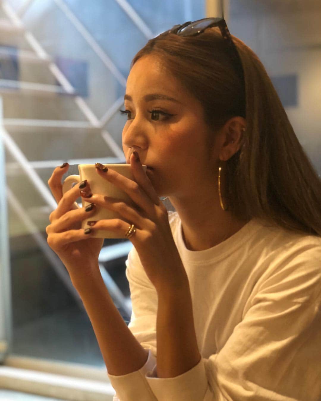 LORYのインスタグラム：「ほっと一息☕️💭💕 . ネイル短めにしました🍁 #秋だから #秋ネイル #ニュアンスネイル #looory」