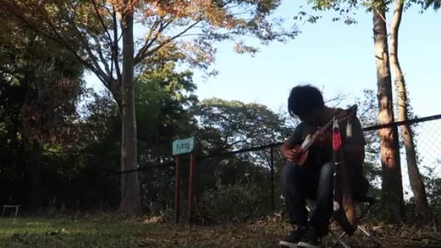 のインスタグラム：「BUMP OF CHICKEN結成の地、千葉県・佐倉市でバンプメドレーを弾いてきました！  湖の見える　たんぽぽ丘の　桜の木の下で演奏🙂  いろいろ弾いたので7分になってしまいましたが、ぜひチャンネルにてご覧くださいー！  My cover of bump of chicken songs🙂  #bumpofchicken #bump #バンプオブチキン #バンプ #藤くん #メドレー #アコギ #ギター #ソロギター #ラフメイカー #千葉 #佐倉市 #臼井 #弾いてみた」