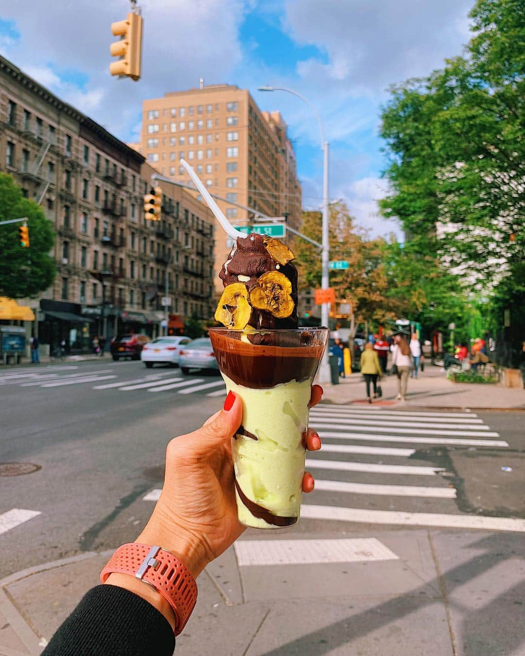 Girleatworldのインスタグラム：「Pickle soft-serve in New York City - an unusual find through @atlasobscura, my favorite travel guide for off-the-beaten path travel ideas.  When visiting an exciting place like New York City, I'm always overwhelmed by so many popular recommendations that keeps repeating itself. While I love going through the popular places, I also try to make it my own experience by squeezing in a few unique bites.  This pickle soft serve piqued my interest right away. I love pickle and I love ice cream. But a combination of both? Definitely haven't seen that anywhere else. So I made my way to the upper west side of NYC to a place called @luckypickledumpling.  And the verdict? I loved it! The soft-serve is very light, more like a frozen yogurt with the taste of fresh cucumber and a hint of saltiness that resembles pickles. I also opted to get the chocolate sauce ($1 extra), which sounds weird but it really works. The creaminess of the chocolate sauce, which has frozen to create a shell around the soft-serve, complements the light taste of the soft-serve very well. I actually found myself craving it after a few days.  If you are ever in NYC and love unusual bites - definitely give this one a try!  #shotoniphone #iphonexsmax #atlasobscura #newyork #icecream #🍦 #🥒 #cucumber #pickle #newyorkcity #girleatworld」