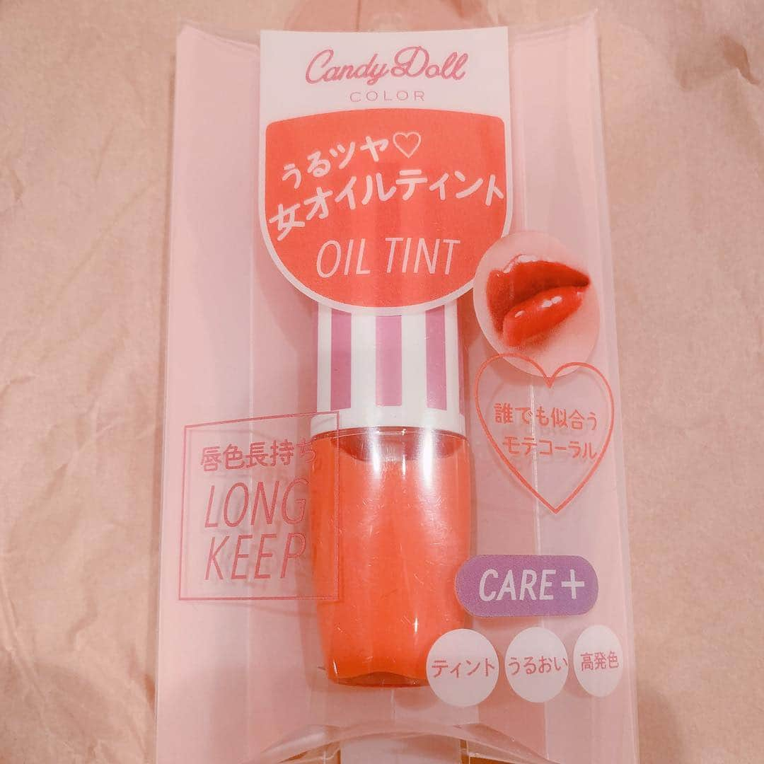 益若つばささんのインスタグラム写真 - (益若つばさInstagram)「candydoll新作オイルティント、モテコーラル🍊💓 ・ ・ 重ねても唇の色がぱきっとしたくないメイクがしたい用に、 4色の中で一番ティントの色残りをナチュラルにしました！☺︎ ・ ・ 4色の中では物足りないかもしれないけど、重ねてもほどよいピンクオレンジ色で、デイリー使いには一番この色がオススメです！☺️👌🏻✨ ・ ・ ナチュラルメイク派の方、 ピンオレメイクが好きな方、 ピンクやオレンジ、赤、どれが自分に似合うかわからない方には 1番モテコーラルがオススメです！💞🍊 ・ ・ 重ねるほどにどんどん唇の色は濃くなります☺︎ ・ ・ ティント、グロス、リップケア1本で3役💋💄 ・ ・ ティントは好きだけど唇の皮むけしてしまう方にぜひ！ candydollの女オイルティントはオススメです！☺️💞 ・ ・ 何をしても皮向けをしてしまう方は、 candydollのリップトリートメントも激推ししています！👌🏻✨(通販のみかも🤔) リップトリートメントで保湿ケアしたあとに、軽くティッシュオフして油分をとり、このオイルティントを塗ると最強です💓😂 ・ ・ 詳しくは 🌏@candydoll_official ・ ・ ・  #Motecoral #candydoll #女オイルティント #オイルティント #ティント #new #cosmetics  #全新化妝品 #뷰티 #화장품 #化妝品」10月8日 21時00分 - tsubasamasuwaka1013