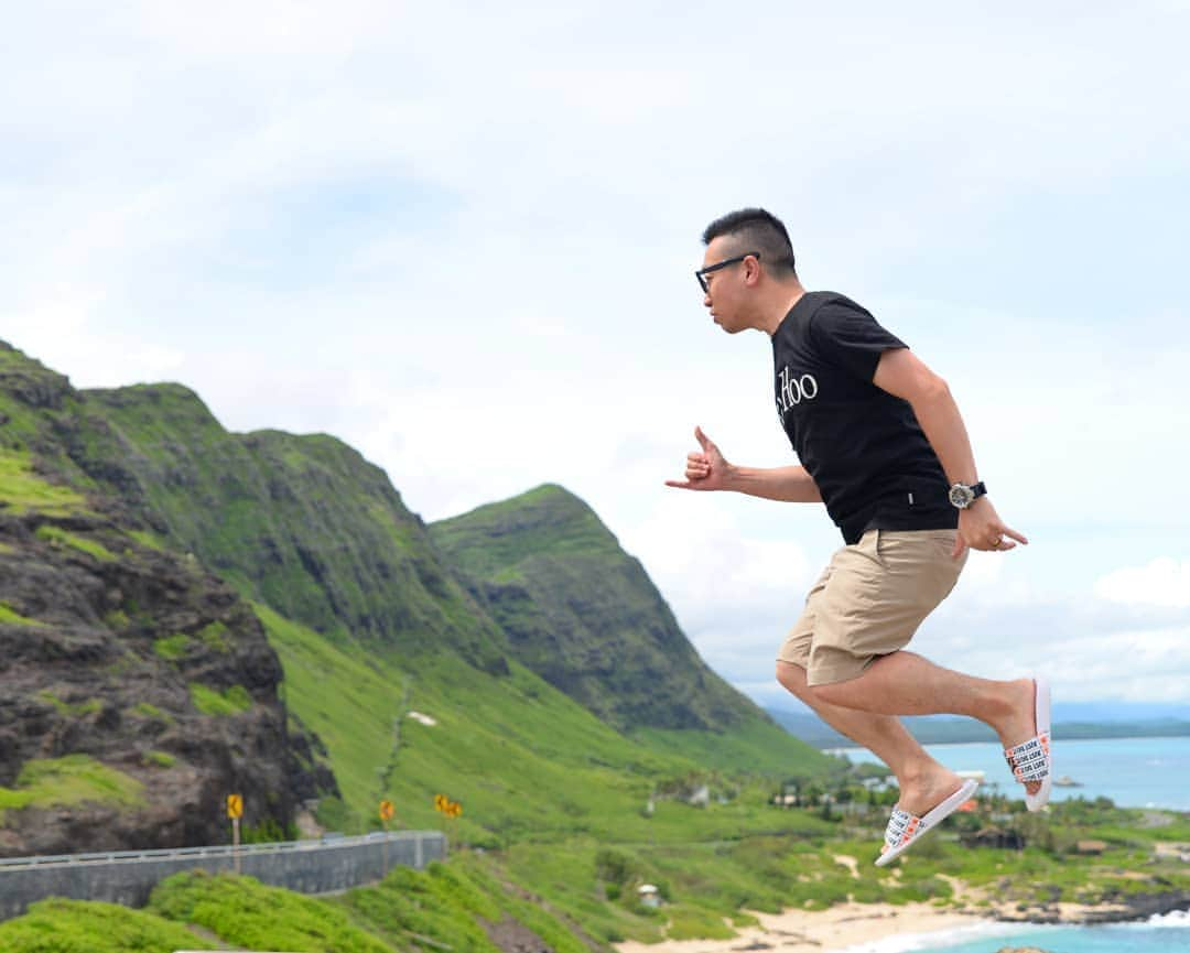 kazumaのインスタグラム：「.. . Floating in the nature of Oahu . . ハワイでの浮遊は自然との一体感があって◎ . にしても久々の浮遊 ハワイでの浮遊なのでシャカポーズで . . #浮遊 #Hawaii #ハワイ #alohaoutdoors #levitation . . . . . . . . . . . . . . . . ————————————————— #igersjp #team_jp_ #instagramjapan #icu_usa #ink361#jumpstagram #instadaily #igrecommend #picture_to_keep #FreedomThinkers #jp_gallery_member #like4like #love #amazing #東京カメラ部 #tokyocameraclub #instagood #huntgram  #土曜日の小旅行 #art_of_japan_ #ig_photooftheday #ファインダー越しの私の世界 #カメラ好きな人と繋がりたい ————————————————— . . . . . . .. ...」