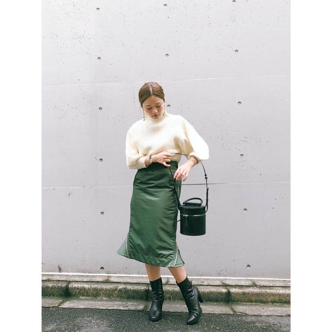 高山直子さんのインスタグラム写真 - (高山直子Instagram)「🖤ホワイト✖️カーキ💚 この組み合わせ大好き🙆🏼‍♀️✨ 首元&袖の形の可愛いニットは、タイトスカートで縦シルエットに✨ ニット: @titivatejp  スカート: sacai ブーツ: Sellenatela ・ どカジュアルな日から女性らしい日までいろんな格好を楽しみたい🖤 #コーディネート#秋コーデ#大人カジュアル#ティティベイト#ボトルネックリブニットプルオーバー#ナオコーデ_70#titivatestyle#titivate#coordinate#ootdfashion」10月8日 12時28分 - nao_70koro