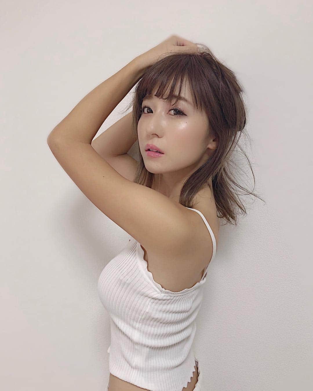 水野佐彩さんのインスタグラム写真 - (水野佐彩Instagram)「・ 今日は ananの田中みな実さんに メイクをよせてみました☺️❤️笑 2枚目は昨日東京駅で見つけたみな実さん♡ #モノマネメイク #田中みな実 さん #anan #anan田中みな実 #黒い #ゴルフ筋 #ゴルフバッグ w #東京駅 #ジョンソン #ジョンソンボディケア」10月8日 13時15分 - saaya_mizuno