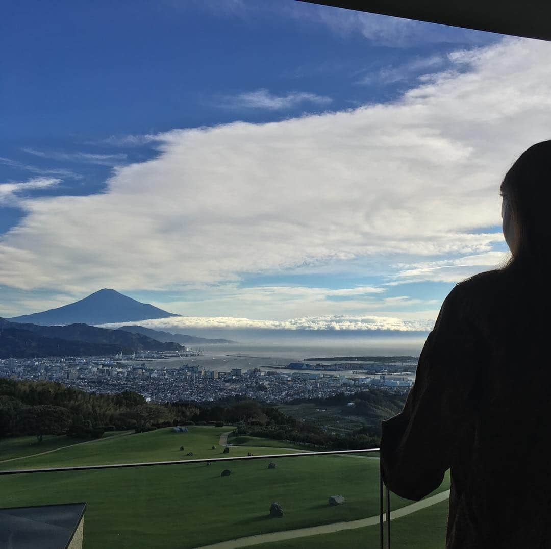 滝元吏紗さんのインスタグラム写真 - (滝元吏紗Instagram)「🗻🌅✨ 自然にホント癒されました🌸 最高の場所😊 * おこがましいようですが、 私今日、誕生日なんですよ😆‼︎ #mtfuji #sun #niceview #beautiful #japan #mywork #teacher #wedding #model #french #japanesemodel #healthyfood #japanesefood #happy #mybirthday #plz #祝ってくださいお願いします」10月8日 13時34分 - lisatakimoto