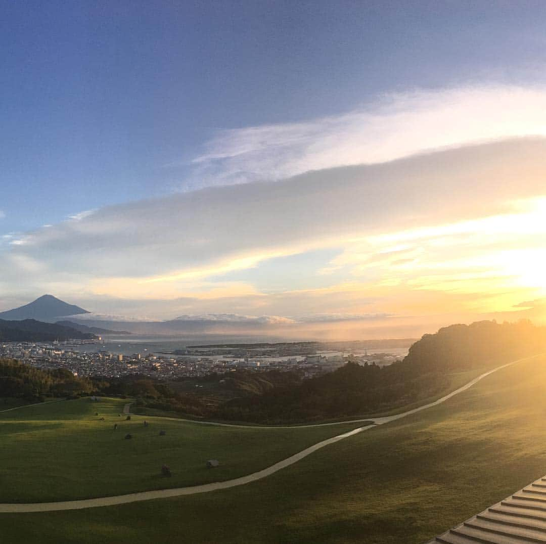 滝元吏紗のインスタグラム：「🗻🌅✨ 自然にホント癒されました🌸 最高の場所😊 * おこがましいようですが、 私今日、誕生日なんですよ😆‼︎ #mtfuji #sun #niceview #beautiful #japan #mywork #teacher #wedding #model #french #japanesemodel #healthyfood #japanesefood #happy #mybirthday #plz #祝ってくださいお願いします」