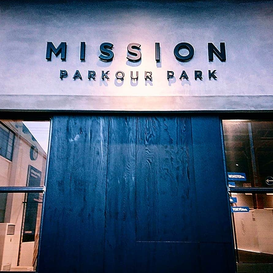 Takahiroさんのインスタグラム写真 - (TakahiroInstagram)「ㅤ MISSION parkour park Tokyo遊びに行きました🤞 ㅤ Masaさんのご縁で 運営STAFF他錚々たるmemberに お会い出来たことに感謝です ㅤ こんなcoolな環境見たことない 日本屈指のプレイヤーの皆様と 雰囲気MAXの練習場は動いても楽しいすね ㅤ 何よりも技そのものより 技術や捌きに明確なvisionがあり 発想や思考が極めてると 話の方向性も発展してくるし 技術トークで盛り上がりが 話し足りない程面白過ぎた😂 ㅤ visionやhistory/resourceに基づく actionは基本技術だけでも ブレないし納得させられる スポーツもビジネスも どのジャンルも一緒なんだなぁ─ ㅤ それと数年前から知っていた 赤い服に赤い角?の人 898さんとやっと 御対面することが出来ました 基本赤紅色好きな自分は 使いこなすセンス参考にしてました ㅤ ㅤ メッサ楽しかった‼️ 最高の運営STAFF様のご縁に感謝です ㅤ ㅤ ㅤ #parkour #freerun #freerunning #streetworkout ┄┄┄┄┄┄┄┄┄┄┄┄┄┄┄┄┄┄┄┄┄ ㅤ ［Instagram active user introduction］ ㅤ 本日お会いした Mission parkour park STAFF様ご紹介 ㅤ ■MISSION代表取締役/ZEN君のお兄さん Shimada Tairou ( Non account ) ㅤ □MISSION取締役 Matsukawa Yuutarou ( @yuutarouf0.95 ) ㅤ ■Peak Peformance/Douchebags社長 MISSION General Contractor Fukushima Yoshiyuki( @rockyoshi ) ㅤ □プロカメラマン/monsterPK マネージャー Sato Kodai( @kodaisato ) ㅤ ■MISSION designer martial arts/dancer/coach Masa ( @pkmasa ) ㅤ □monsterPK member/coach 898 ( @yakuwajumpei ) ㅤ 🔼 This is Instagram Active account. It will be a meeting to be your plus. Please support liking and follow!! ㅤ ┄┄┄┄┄┄┄┄┄┄┄┄┄┄┄┄┄┄┄┄┄ ㅤ ■□■MISSION PARKOUR PARK TOKYO■□■ ㅤ( @missiontokyo ) ㅤ 国内最大規模の室内パルクール専用施設です✊🏻 都営新宿線、一之江駅からバスで１０分 錦糸町駅からもバスでお越し頂けます ㅤ 専用にデザインされたオブスタクルス(障害物)、天井に向かってそり立った壁、３mの高台から飛び込めるスポンジプールに海外規格のトランポリン、跳ねるタンブリングフロアや、あのワールドチェイスタグの専用フロアまで完備🔥 ㅤ 個人利用は常時開放中‼️ 見学のみのお客様もお気軽にお越しください‼️ 初心者の方から上級者の方まで、幅広くレッスンを行っています。 @monsterpk_tokyo によるレッスンスケジュールやご予約は、HPからどうぞ👉🏻 ㅤ 🗓 火曜定休 📍 東京都江戸川区松江2−27−15 📩 info@missionparkourpark.com 🖥 http://missionparkourpark.com ㅤ ㅤ ㅤ🔖Tag  #Tokyo #flip #redbull #extremesports #jump #parkourlife #parkourgym #awesome #airtrick #missiontokyo #gymnastics #movement #Japan #パルクール #フリーランニング #アクロバット #東京  ㅤ ☢️情報受取りに通知“オン”をオススメします。 ☢️情報宣伝告知ご希望の方はDMにて受付致します ㅤ 毎回お越し下さるﾌｫﾛﾜｰ様常々感謝申し上げます😌」10月8日 14時06分 - takahirokwan