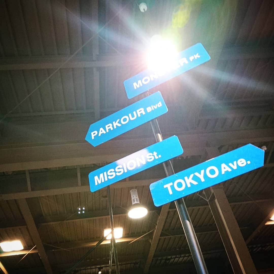 Takahiroさんのインスタグラム写真 - (TakahiroInstagram)「ㅤ MISSION parkour park Tokyo遊びに行きました🤞 ㅤ Masaさんのご縁で 運営STAFF他錚々たるmemberに お会い出来たことに感謝です ㅤ こんなcoolな環境見たことない 日本屈指のプレイヤーの皆様と 雰囲気MAXの練習場は動いても楽しいすね ㅤ 何よりも技そのものより 技術や捌きに明確なvisionがあり 発想や思考が極めてると 話の方向性も発展してくるし 技術トークで盛り上がりが 話し足りない程面白過ぎた😂 ㅤ visionやhistory/resourceに基づく actionは基本技術だけでも ブレないし納得させられる スポーツもビジネスも どのジャンルも一緒なんだなぁ─ ㅤ それと数年前から知っていた 赤い服に赤い角?の人 898さんとやっと 御対面することが出来ました 基本赤紅色好きな自分は 使いこなすセンス参考にしてました ㅤ ㅤ メッサ楽しかった‼️ 最高の運営STAFF様のご縁に感謝です ㅤ ㅤ ㅤ #parkour #freerun #freerunning #streetworkout ┄┄┄┄┄┄┄┄┄┄┄┄┄┄┄┄┄┄┄┄┄ ㅤ ［Instagram active user introduction］ ㅤ 本日お会いした Mission parkour park STAFF様ご紹介 ㅤ ■MISSION代表取締役/ZEN君のお兄さん Shimada Tairou ( Non account ) ㅤ □MISSION取締役 Matsukawa Yuutarou ( @yuutarouf0.95 ) ㅤ ■Peak Peformance/Douchebags社長 MISSION General Contractor Fukushima Yoshiyuki( @rockyoshi ) ㅤ □プロカメラマン/monsterPK マネージャー Sato Kodai( @kodaisato ) ㅤ ■MISSION designer martial arts/dancer/coach Masa ( @pkmasa ) ㅤ □monsterPK member/coach 898 ( @yakuwajumpei ) ㅤ 🔼 This is Instagram Active account. It will be a meeting to be your plus. Please support liking and follow!! ㅤ ┄┄┄┄┄┄┄┄┄┄┄┄┄┄┄┄┄┄┄┄┄ ㅤ ■□■MISSION PARKOUR PARK TOKYO■□■ ㅤ( @missiontokyo ) ㅤ 国内最大規模の室内パルクール専用施設です✊🏻 都営新宿線、一之江駅からバスで１０分 錦糸町駅からもバスでお越し頂けます ㅤ 専用にデザインされたオブスタクルス(障害物)、天井に向かってそり立った壁、３mの高台から飛び込めるスポンジプールに海外規格のトランポリン、跳ねるタンブリングフロアや、あのワールドチェイスタグの専用フロアまで完備🔥 ㅤ 個人利用は常時開放中‼️ 見学のみのお客様もお気軽にお越しください‼️ 初心者の方から上級者の方まで、幅広くレッスンを行っています。 @monsterpk_tokyo によるレッスンスケジュールやご予約は、HPからどうぞ👉🏻 ㅤ 🗓 火曜定休 📍 東京都江戸川区松江2−27−15 📩 info@missionparkourpark.com 🖥 http://missionparkourpark.com ㅤ ㅤ ㅤ🔖Tag  #Tokyo #flip #redbull #extremesports #jump #parkourlife #parkourgym #awesome #airtrick #missiontokyo #gymnastics #movement #Japan #パルクール #フリーランニング #アクロバット #東京  ㅤ ☢️情報受取りに通知“オン”をオススメします。 ☢️情報宣伝告知ご希望の方はDMにて受付致します ㅤ 毎回お越し下さるﾌｫﾛﾜｰ様常々感謝申し上げます😌」10月8日 14時06分 - takahirokwan