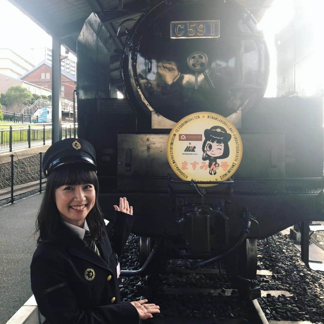 のインスタグラム：「元祖鉄道アイドル豊岡真澄さんキャラがついにヘッドマークになりました!!やったー!🚃✨ しかも、なんとSLに!! 特別につけていただいたみたいです!!やったー!!🚂💫 ・ #南阿蘇鉄道 #九州鉄道記念館 #豊岡真澄 #ますみん #鉄道 #公式 #ヘッドマーク #SL #ママ #railway #character  #portrait #drawing #Illustration #illustrator #manga #anime」