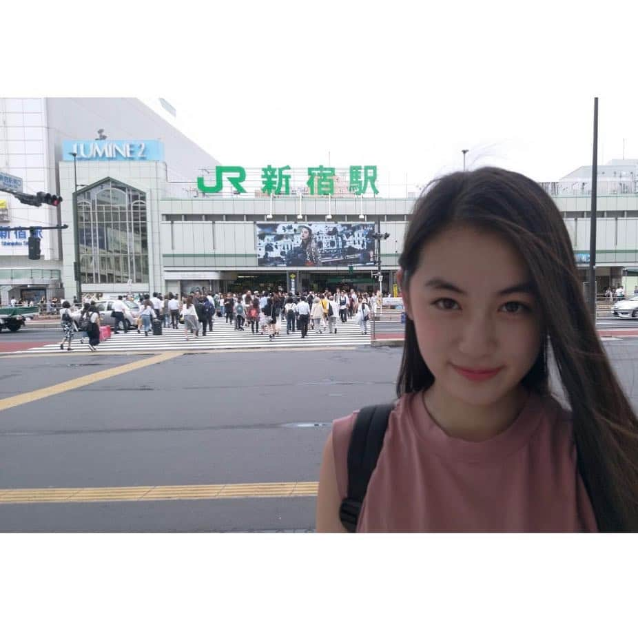 八木莉可子さんのインスタグラム写真 - (八木莉可子Instagram)「LUMINEの冬バージョンの 広告が公開となりました！ この写真は、前の秋バージョンの時に 見に行ったやつやねん🤤 実は秋と冬バージョンは、 ロシアに撮影に行ってたので、 またオフショットも載せますね…！」10月8日 15時25分 - yagirikaco_official