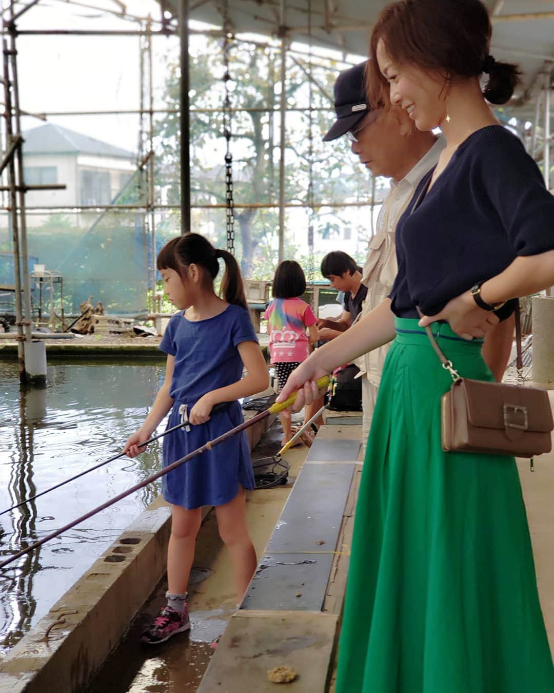 佐藤純さんのインスタグラム写真 - (佐藤純Instagram)「最近、釣りにはまってる子供達🎣  実家に帰ってくると…じーじに釣り堀に連れてって～とお願いする✨  1時間で17匹🐟  じーじは、エサつけと針をはずすのに大忙し(笑)  #釣り #釣り堀 #じーじ #兄妹 #親子 #ママ#ママモデル#モデル #mama #mamamodel #model」10月8日 15時34分 - junsatoidea