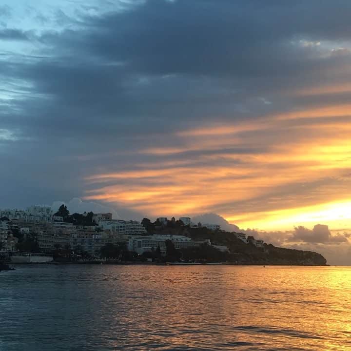 のインスタグラム：「どんな景色も綺麗だけど 朝日はとっても好き🌞  いつまでもいれちゃうんだが 足が寒くて退散。 #泳いでる人いますけど  #spain #ibiza #ibiza2018#ibizalife #sanraise #powercharge#cilltime  #happy」