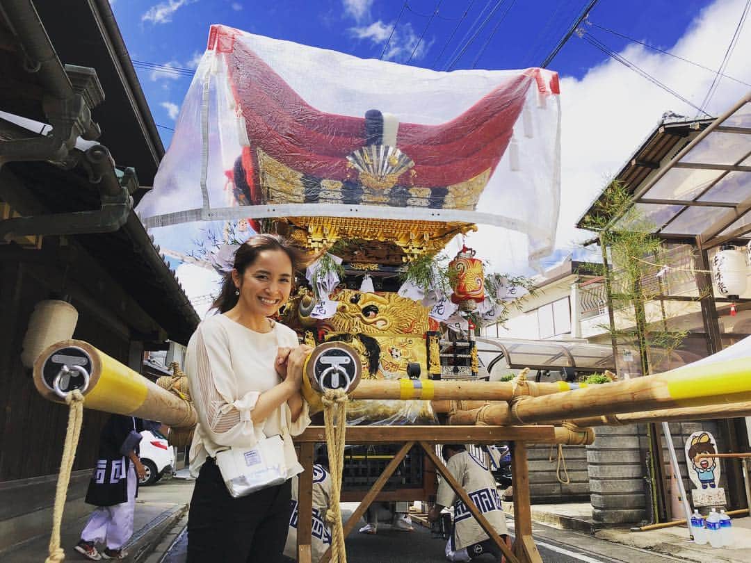 武田訓佳さんのインスタグラム写真 - (武田訓佳Instagram)「10月28日 日曜日！ 19時から、サンテレビにて💓 ・ 私の地元でもある、播州三木の秋祭り特番が放送されます！ ・ かねてからの夢だった、この番組のリポーター。 嬉しくて嬉しくて、なんか、、、緊張しました。笑 ・ ・ 今回のロケで何より嬉しかったのは、三木まつりが初めてだという木内アナやスタッフさんが、とっても楽しんでくださっていたこと。 三木以外の人が三木まつりを好きになってくれる事が一番幸せ！😍❤️ ・ 祭り好きな方も、初心者の方もぜひ！ シンプルに大迫力！ 楽しんでいただけると思います❤️ 私がたぶん一番楽しみにしている😋😍笑 ・ ・ #suntv #サンテレビ #播州 #三木 #大宮八幡宮 #秋まつり #木内さんと一緒 #祭り男」10月8日 17時17分 - kunika0117
