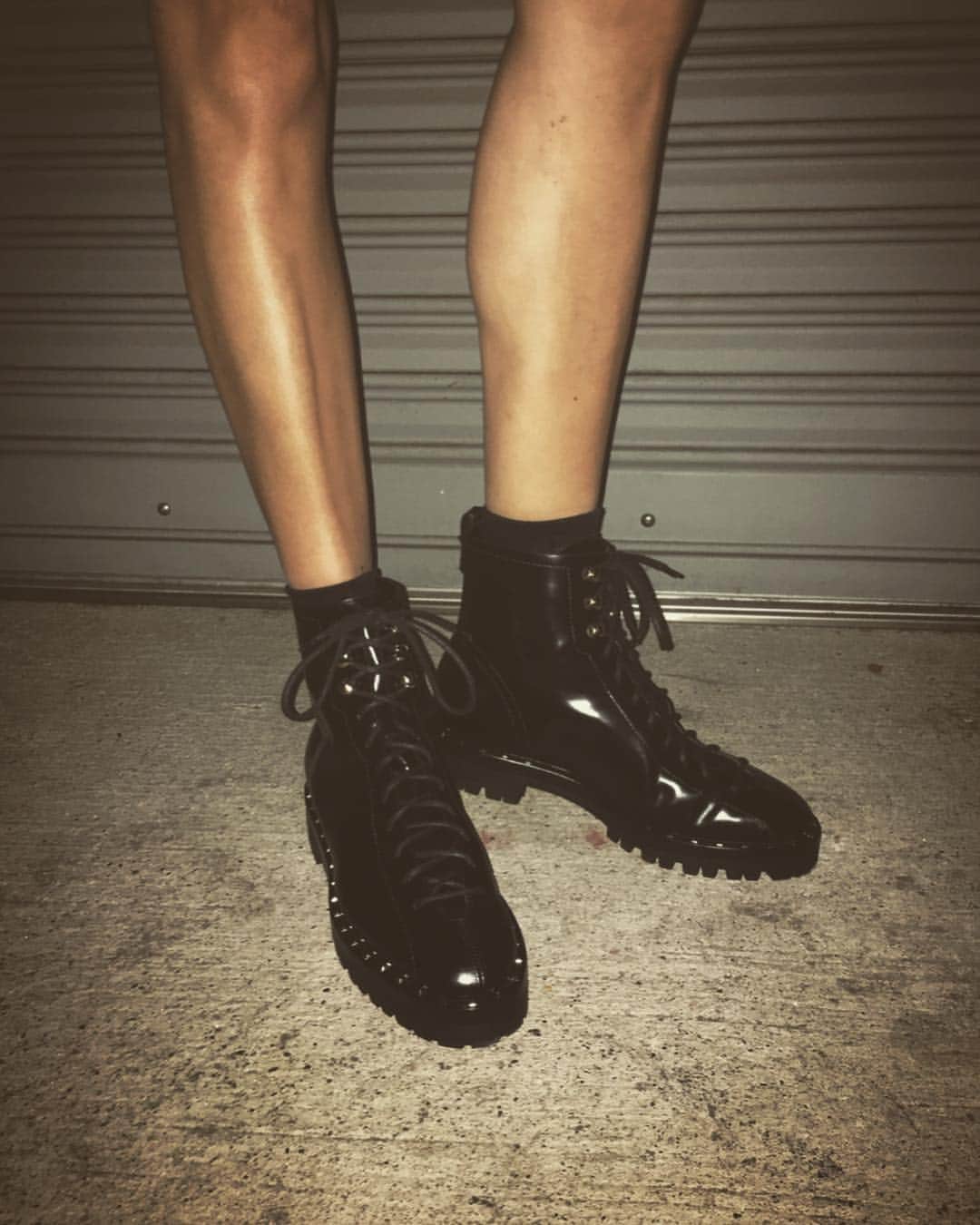 絵美里さんのインスタグラム写真 - (絵美里Instagram)「workout done🏃🏼‍♀️🏃🏼‍♀️🏋🏼‍♀️ . . . . . tops... used leather skirt... @ragandbone  bag... @maisonvalentino  boots... @maisonvalentino . . . . . #workout  #running  #ragandbone  #valentino」10月8日 17時28分 - emiri616