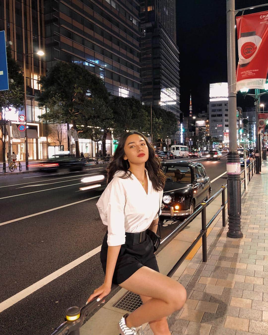 吉原クリスティーナさんのインスタグラム写真 - (吉原クリスティーナInstagram)「In the mood to ride a motorbike at night in the city full of lights🚧🚦⚠️ #nightcity#lights#tokyo#東京#ootd#outfit#style#redlips#chanelmatsuri#ファション#コーデ #chanel#fashion#model#blackandwhite#instadaily#tokyotower#fall#live#🖤」10月8日 18時27分 - christy_lv